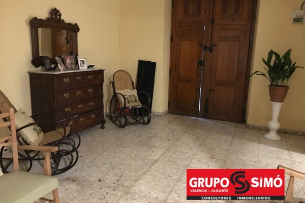 CASA AMPLIA EN PLENO CENTRO DE AYORA - Ref. ER-623