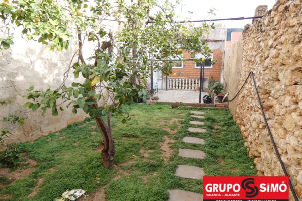 CASA ADOSADA EN MUY BUENA ZONA DE TAVERNES DE LA VALLDIGNA - Ref. ER-626
