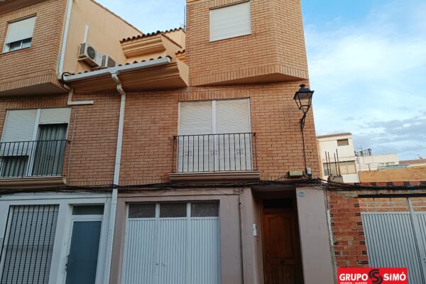 ADOSADO DUPLEX EN MUY BUENA ZONA DE XILXES – Ref. IG-357