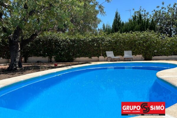 CHALET CON PISCINA EN URB. DE MONSERRAT - Ref. MJ-2