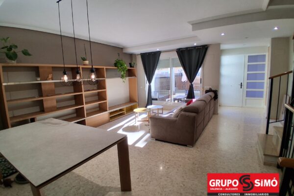 CASA ADOSADA EN ZONA RESIDENCIAL DE MONCADA - Ref. AG-9